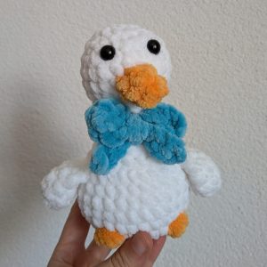 Oie avec noeud bleu