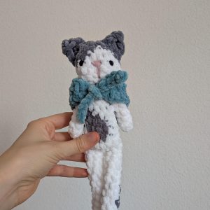 Chat longues jambes foulard